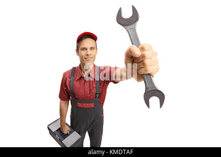 Handwerker mit einer Toolbox mit einem Schraubenschlüssel auf weißem Hintergrund Stockfoto