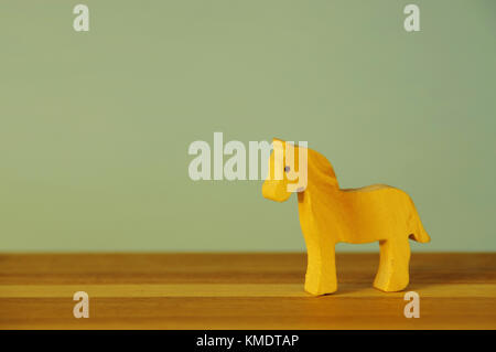 Silhouette eines Pferdes aus Holz. Ökologische Holzspielzeug. Stockfoto
