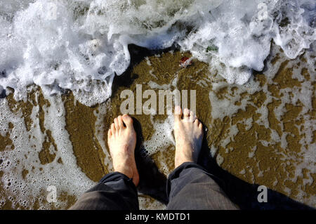 Weiße Füße vom Pazifischen Ozean Wellen am Strand in Vancouver gewaschen. Stockfoto