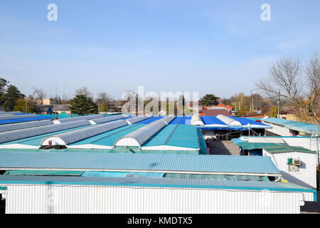 Slavjansk-auf-Kuban, Russland - 8. November 2016: überdachte Markt der Stadt. Zeilen der Verkaufsstellen. Blick von der Brücke in die Stadt. Stockfoto