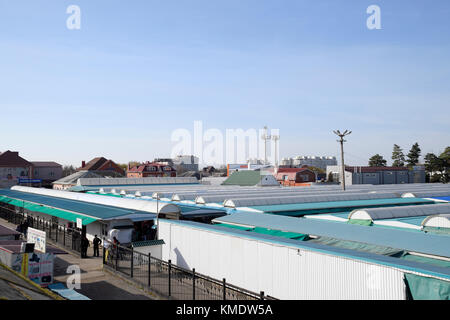 Slavjansk-auf-Kuban, Russland - 8. November 2016: überdachte Markt der Stadt. Zeilen der Verkaufsstellen. Blick von der Brücke in die Stadt. Stockfoto