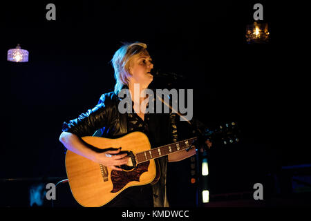 Schweiz, Bern - 16. November 2017. Die schwedische Sängerin, Songwriterin und Musikerin Anna Ternheim führt ein Live-Konzert im Bierhübeli in Bern auf. (Foto: Tilman Jentzsch). Stockfoto