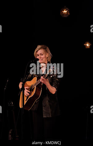 Schweiz, Bern - 16. November 2017. Die schwedische Sängerin, Songwriterin und Musikerin Anna Ternheim führt ein Live-Konzert im Bierhübeli in Bern auf. (Foto: Tilman Jentzsch). Stockfoto