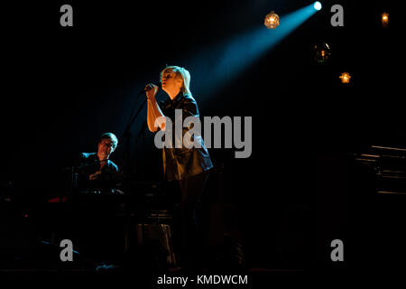 Schweiz, Bern - 16. November 2017. Die schwedische Sängerin, Songwriterin und Musikerin Anna Ternheim führt ein Live-Konzert im Bierhübeli in Bern auf. (Foto: Tilman Jentzsch). Stockfoto