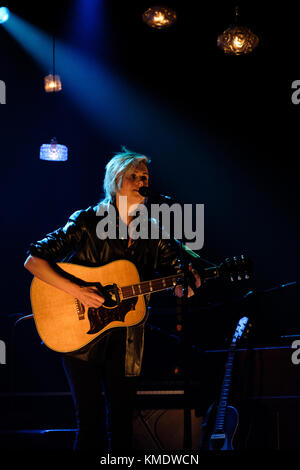 Schweiz, Bern - 16. November 2017. Die schwedische Sängerin, Songwriterin und Musikerin Anna Ternheim führt ein Live-Konzert im Bierhübeli in Bern auf. (Foto: Tilman Jentzsch). Stockfoto