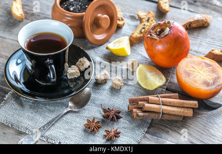 Früchte Tee mit Gewürzen und Cookies Stockfoto