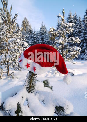 Santa hat im Schnee Stockfoto