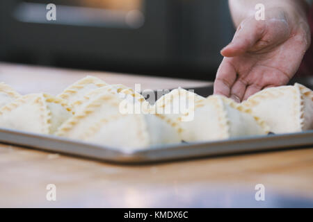 Rohes Fleisch Torte auf einem Tablett, die von Händen gemacht Stockfoto