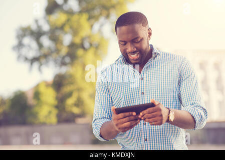 Gutaussehenden, netten Mann sein Smartphone Holding Stockfoto
