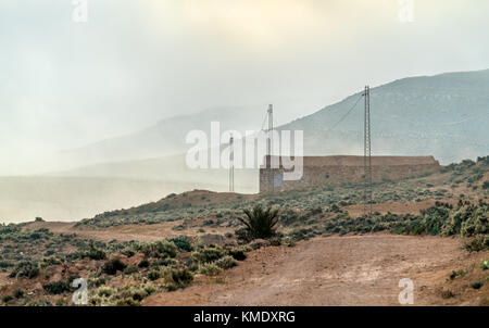 Tunesische Landschaft im Morgennebel. tataouine, südlichen Tunesien Stockfoto