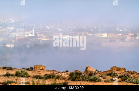 Panorama von tataouine im Morgennebel. südliche Tunesien Stockfoto