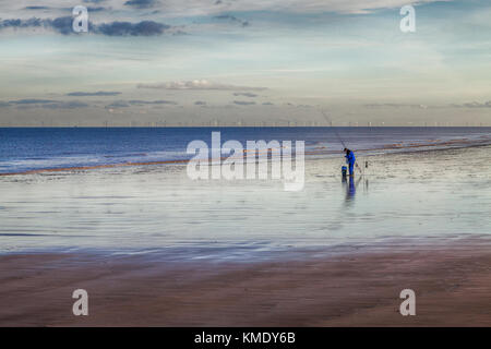 Fischer am Strand von Mablethorpe, England, Oktober 2017 Stockfoto