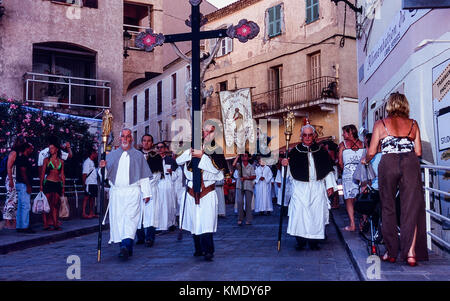 Calvi Straße Prozession während des Festivals der Annahme. Diese religiöse Festival feiert den Durchgang von der Jungfrau Maria in den Himmel. Calvi, Corsi Stockfoto