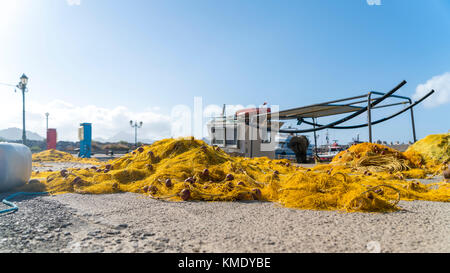 Gelb fischnetz Festlegung auf einem Pier vor der Hooker Stockfoto
