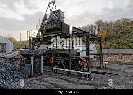 Erhaltene Stanier Black Five Dampflok unter dem coaling Bühne am Werke Depot in Grosmont Stockfoto