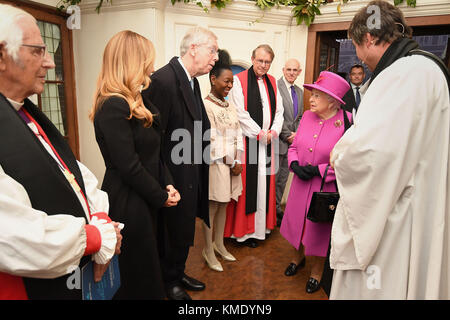 Königin Elizabeth II spricht mit Katherine Jenkins und Floella Benjamin am 150. Jahrestag der Scripture Union der Feier an der Kirche St. Mary in London. Stockfoto