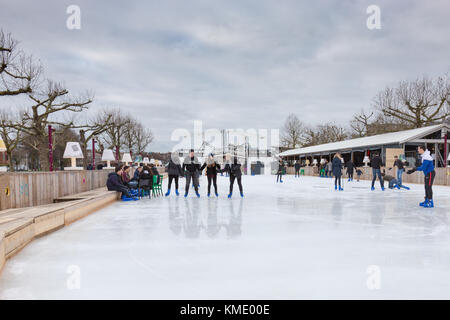 Menschen Schlittschuhlaufen auf der Eisbahn am Museumplein in Amsterdam, Niederlande Stockfoto