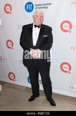 New York, NY - 9. Mai 2016: Dennis Basso nimmt an der jährlichen FIT-Gala im Plaza Hotel Teil Stockfoto