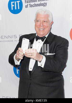 New York, NY - 9. Mai 2016: Dennis Basso nimmt an der jährlichen FIT-Gala im Plaza Hotel Teil Stockfoto