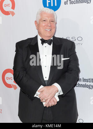 New York, NY - 9. Mai 2016: Dennis Basso nimmt an der jährlichen FIT-Gala im Plaza Hotel Teil Stockfoto