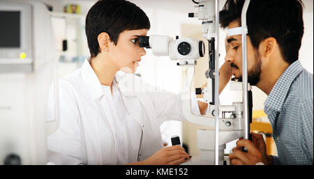 Frau tut Auge Test mit Optometriker in Augen Klinik Stockfoto