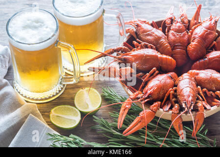 Schale gekochte Flusskrebse mit zwei Becher Bier Stockfoto