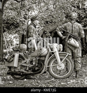 Dkw nz 350-1 Bundeswehr ww2 Motorräder & Wehrmachtssoldaten mit sturmgewehr 44 & machinepistole 38/40 Maschinengewehre Stockfoto