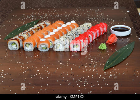 Japanische Küche - Buffet catering Stil Sushi Restaurant - Lachs Maki Sushi nigiri Sushi. Stockfoto