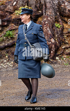 Der britischen Frauen Auxiliary Air Force (WAAF) Sergeant reenactor in Periode Uniform mit Brodie Helm & Gas Mask satchel Stockfoto