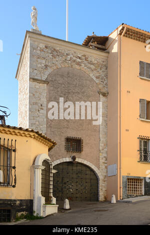 Die mittelalterliche Tour du Masque (12.), oder Turm der Maske, verbunden mit dem Mann in der eisernen Maske, Le Suquet, Altstadt, Cannes, Frankreich Stockfoto