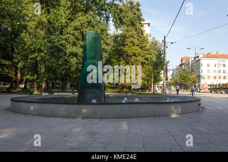 Sarajevo, Bosnien und Herzegowina - 18. August 2017: Sarajevo Denkmal für Kinder während der Belagerung, Brunnen und Glas Skulptur getötet Stockfoto