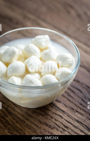 Schüssel mit Mozzarella Bocconcini Stockfoto