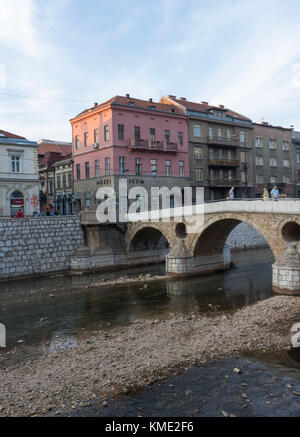 SARAJEVO -BOSNIEN UND HERZEGOWINA - AUGUST 18 2017: Die berühmte lateinische Brücke in Sarajevo am Fluss Milijacka, in der Sommersaison Stockfoto