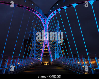 Ständig wechselnde Licht Anzeige auf dem Lowry Brücke aka Millennium Bridge, Lowry Arts Center, Salford Quays, Salford, Manchester, UK Stockfoto