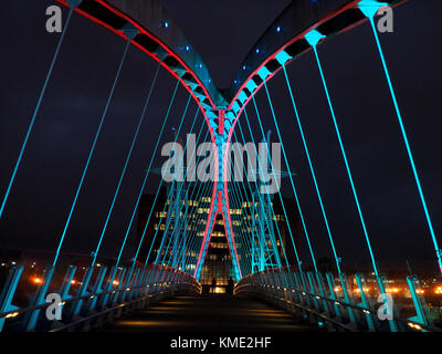 Ständig wechselnde Licht Anzeige auf dem Lowry Brücke aka Millennium Bridge, Lowry Arts Center, Salford Quays, Salford, Manchester, UK Stockfoto