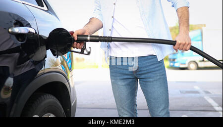 Hand das Auto mit Kraftstoff befüllen Stockfoto