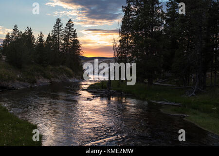 Die firehole River fließt durch die Upper Geyser Basin bei Sonnenuntergang in den Yellowstone National Park 28. Juli 2017 in Wyoming. (Foto von Jacob w. Frank über planetpix) Stockfoto