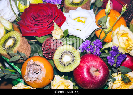 Schönen Blumenstrauß von Blumen und Früchten Stockfoto