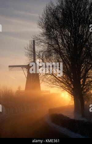 Winterlich Blick auf Mühle de Hoop in der Nähe oud alblas - über den gefrorenen Fluss graafstroom in der niederländischen Region alblasserwaard Stockfoto