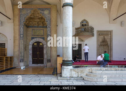 Sarajevo, Bosnien und Herzegowina - 19. August 2017: Innenhof der Gazi husrevbeg Moschee in Sarajewo, seine wichtigsten doorgate und wenige Leute um Stockfoto