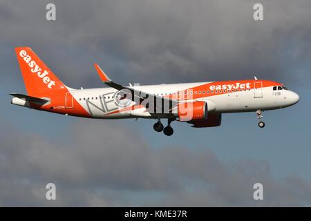 Easyjet a320 Neo g uzhb über in Gatwick zu landen. Stockfoto