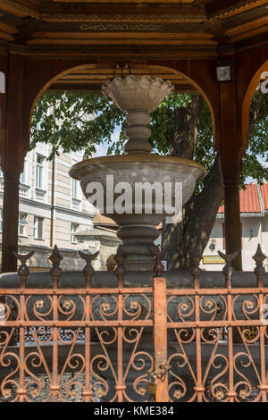 Sarajevo, Bosnien und Herzegowina - 19. August 2017: architektonische Detail des Brunnens im Innenhof der Gazi-husrev-Moschee in Sarajewo beg Stockfoto