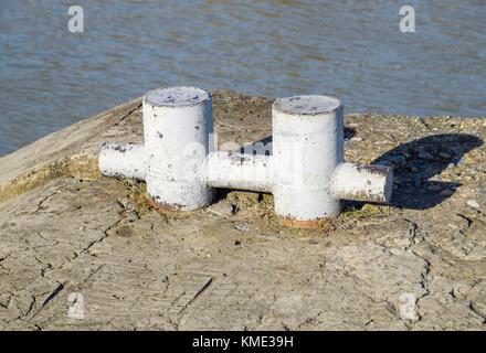 Liegeplatz Poller auf der Pier. Poller auf Betonfundament. Stockfoto