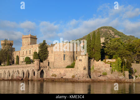 Château de la Napoule, dominiert von der vulkanischen Kegelkugel des Mont San Peyre, Mandelieu-la-Napoule, Alpes-Maritimes, Französisch Riviera Stockfoto