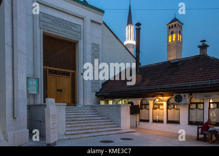 Sarajevo, Bosnien und Herzegowina - 19. August 2017: Blick bei Sonnenuntergang des Gebäudes des Gazi Husrev Beg-moschee Bibliothek in Sarajevo, mit Uhrturm und m Stockfoto