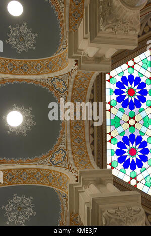 SARAJEVO, BOSNIEN UND HERZEGOWINA - 20. AUGUST 2017: Suchen in Sarajewo Rathaus mit seinen Buntglasfenstern Decke und Wand Stockfoto
