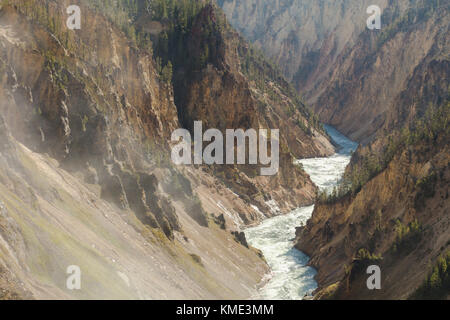 Der Yellowstone River fließt vom Rand des unteren fällt und durch den Grand Canyon im Yellowstone der Yellowstone National Park 16. August 2017 in Wyoming. (Foto von Jacob w. Frank über planetpix) Stockfoto