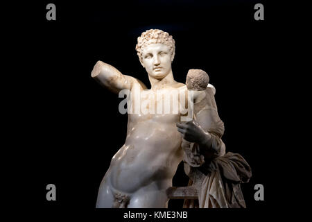 Detail der Skulptur von Hermes von Praxiteles (Hermes und der Säugling Dionysos), das Archäologische Museum von Olympia, Olympia, Pelopponese, Griechenland Stockfoto