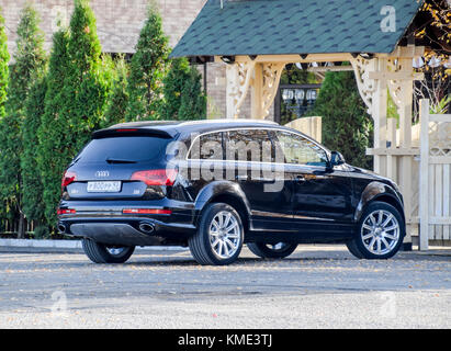 Slavjansk-auf-Kuban, Russland - 8. November 2016: Auto schwarz Audi Q7 auf dem Parkplatz in der Nähe des Zauns. Stadt Crossover von Audi Stockfoto