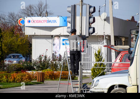 Slavjansk-na-kubani, Russland - 9. September 2016: elektrische Reparaturen Ampel an der Kreuzung. Defekte Ampel. Stockfoto